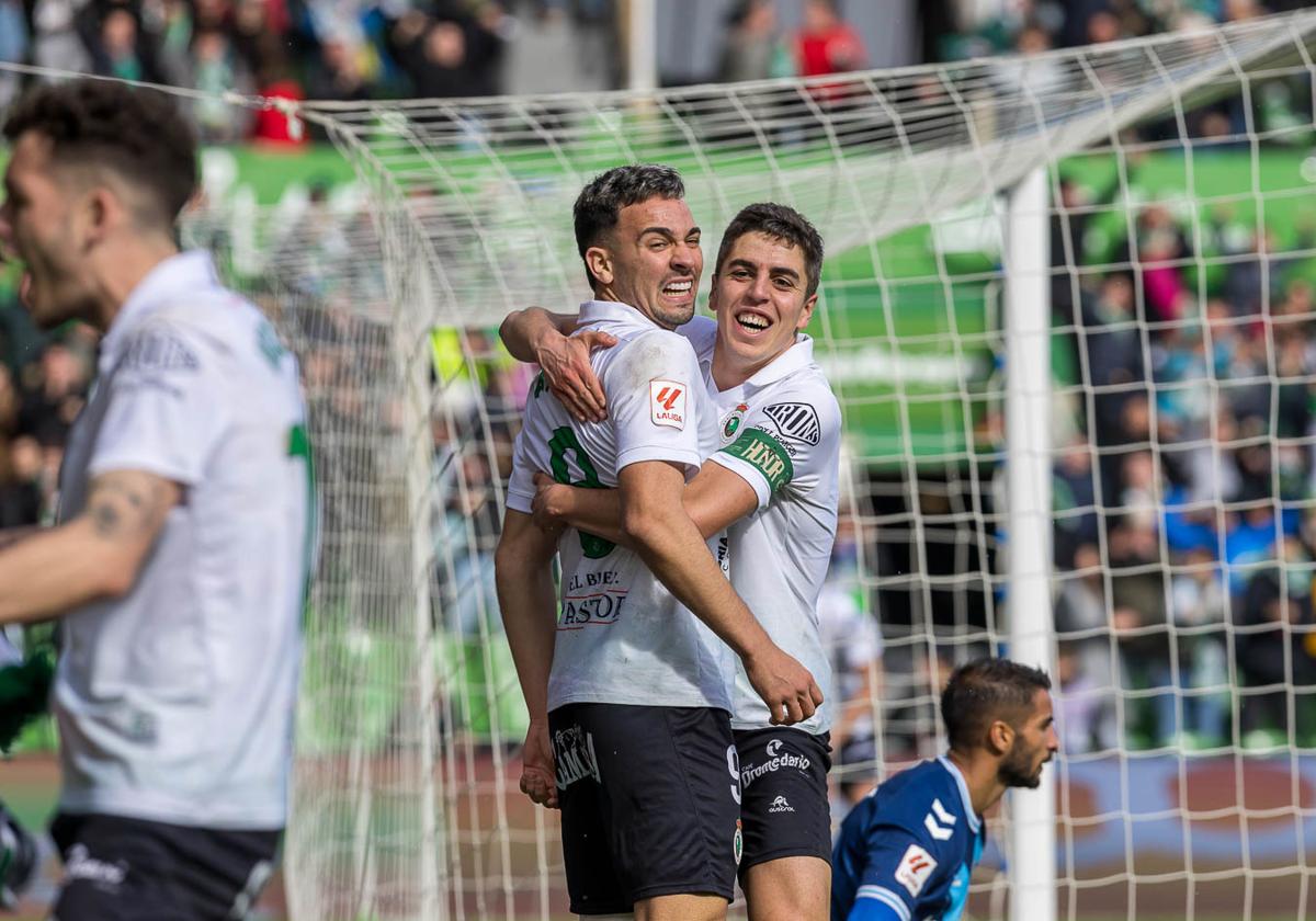 Arana e Íñigo Sainz-Maza se abrazan para celebrar un gol