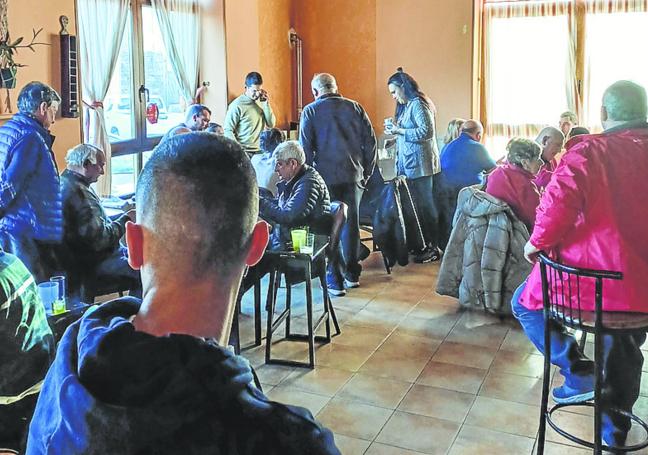 Vecino del pueblo durante un maratón de tute.