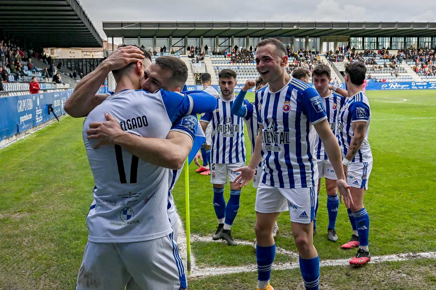 Los jugadores de la Gimnástica celebran con Javi Delgado, autor de los dos goles, uno de los tantos.