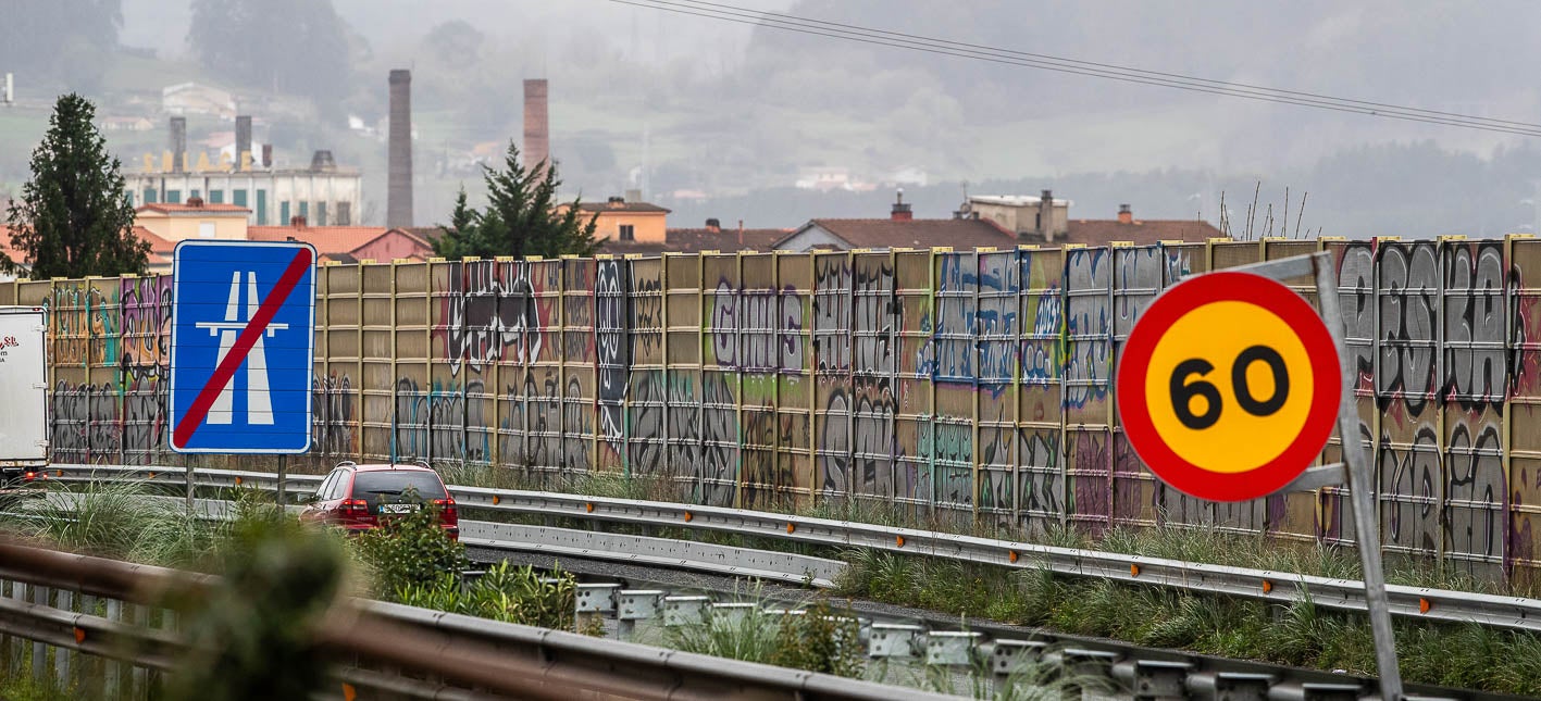 La valla del último tramo antes de llegar a Torrelavega es un larguísimo mural de firmas.