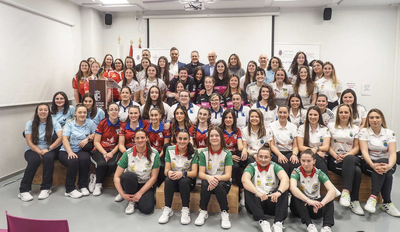 Foto de familia de las jugadoras que disputarán la Liga Femenina 2024.