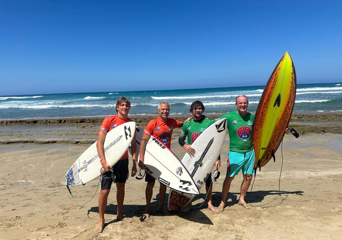 De izquierda a derecha, Néstor, junto a Dani y otros dos participantes en el torneo.