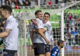 Arana e Íñigo Sainz-Maza celebran el cuarto gol del Racing ante el Tenerife.