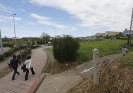 Vecinos caminan en la zona donde se proyecta el plan urbanístico, en El Valle, entre Sierrapando y Tanos (Torrelavega).