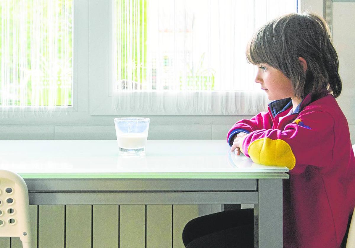 Una niña alérgica a la proteína de la leche.