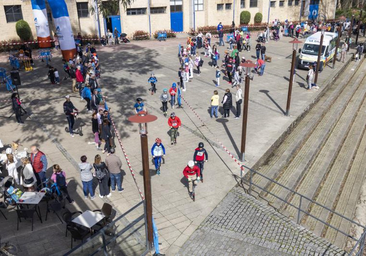 Los más pequeños participan en los juegos e hinchables en las fiestas de San José 2023.