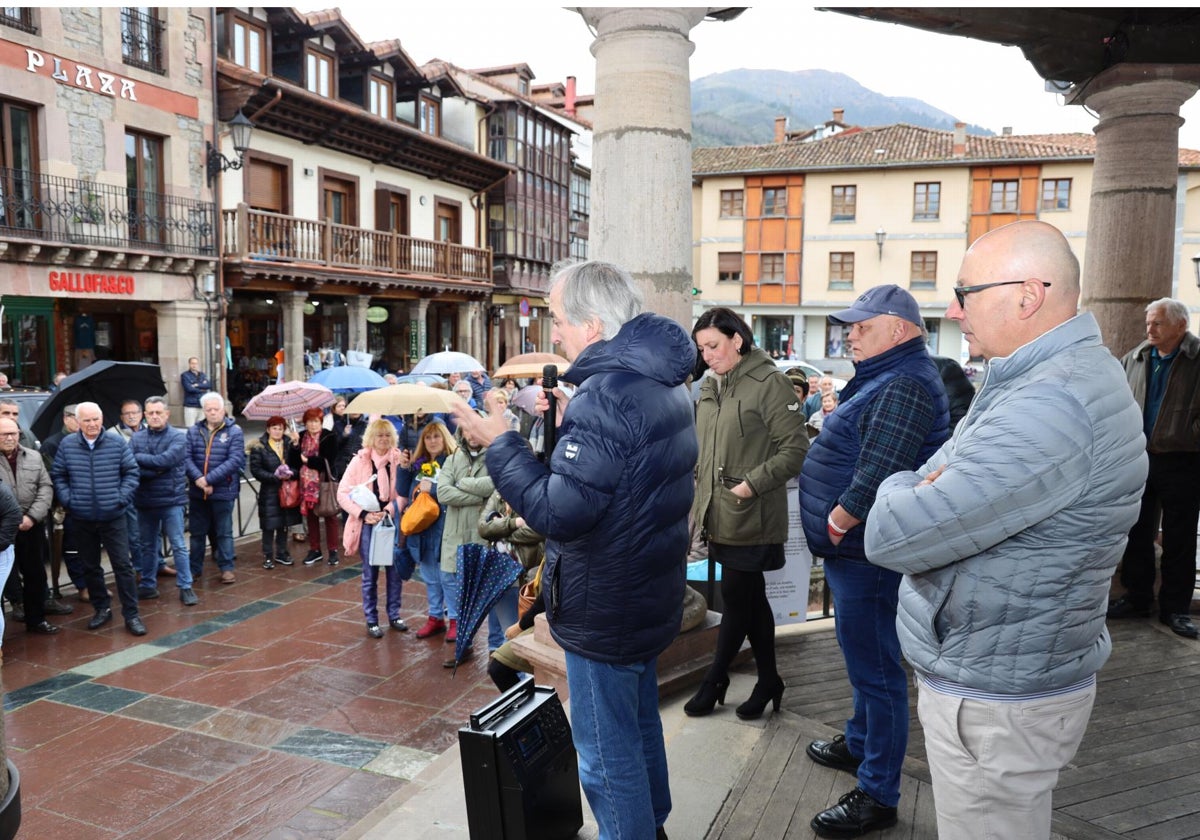 El alcalde de Potes se dirige a los concentrados en la plaza de la villa.