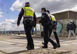 Tres agentes de la Policía Local de Santander caminan por la calle Castelar.