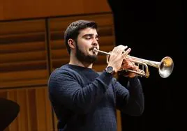 Marco Cubillas, que tiene una larga trayectoria como trompetista, en una de sus actuaciones.