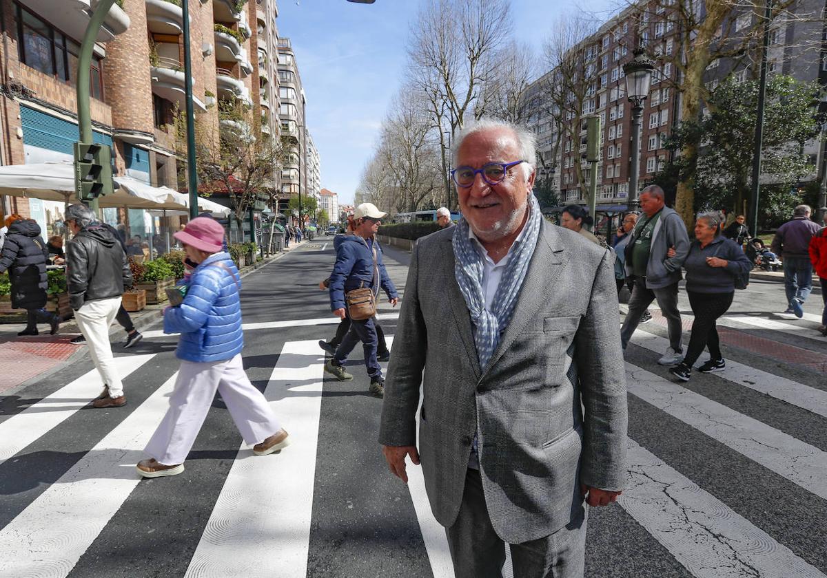 Navarro posa en un paso de cebra de la calle San Fernando, en Santander, antes de la conferencia que ofreció en el Colegio de Médicos.