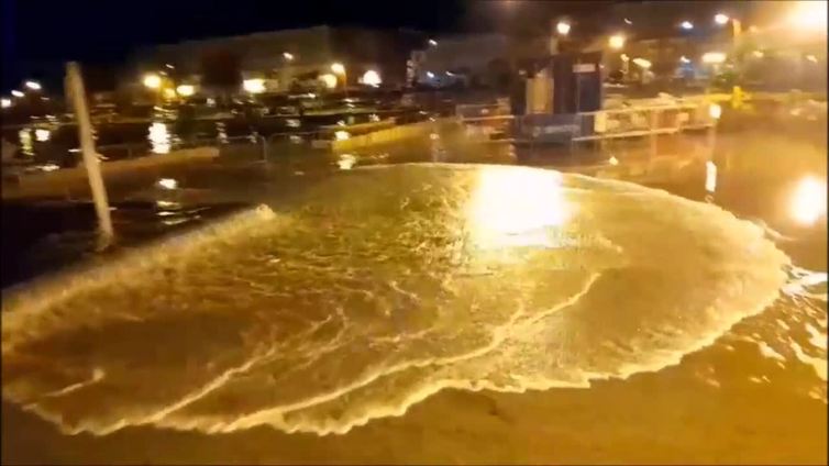 Así se inunda el paseo marítimo de San Vicente