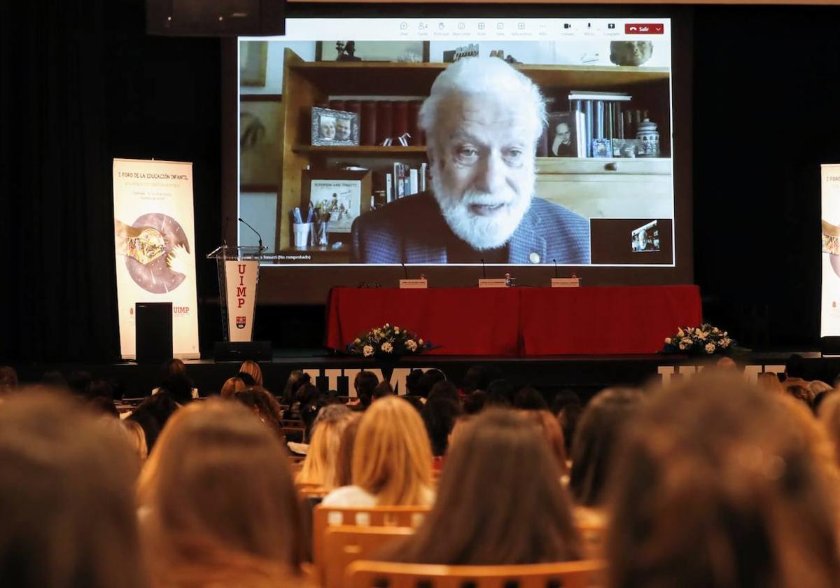 Francesco Tonucci intervino por videoconferencia en el foro de educación.