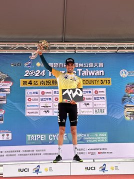 Iván Cobo, con el maillot amarillo de líder del Tour de Taiwán.