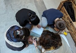 Un grupo de niños participan en otro de los talleres de 'scape room' celebrado en Potes.