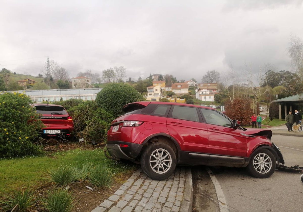 Imagen del coche empotrado en la glorieta, a la izquierda, y el del causante del accidente, a la derecha, instantes después del suceso.