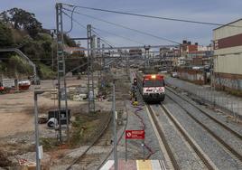 Un tren de la línea C1 de Cercanías, que conecta Santander con Reinosa, pasa a la altura del apeadero de Valdecilla.