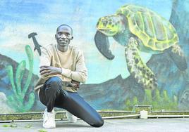 Joshua Cheptegeiposa junto al mural de una tortuga en Laredo.