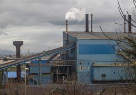 Planta de Ferroatlántica en Boo de Guarnizo, con dos de sus cuatro hornos en funcionamiento.