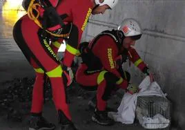 Agentes del 112 durante el rescate.