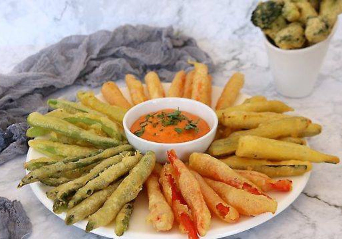 Las verduritas en tempura emplatadas junto a la salsa Romerco.