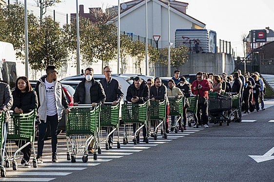 En los supermercados se formaron largas colas porque los ciudadanos, desconcertados, hacían acopio de productos esenciales