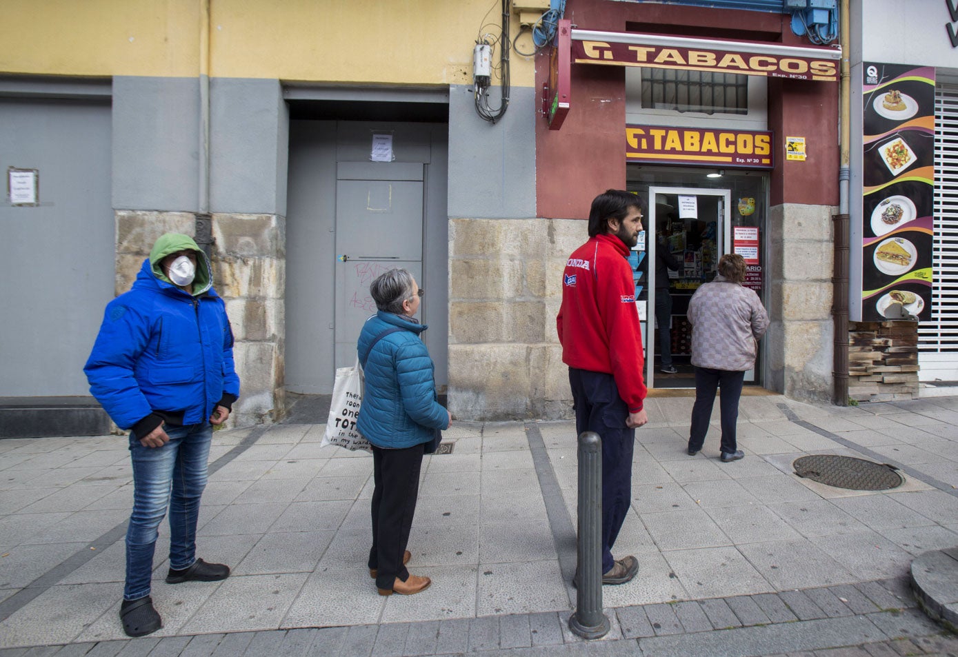 Los estancos eran considerados como un servicio esencial. La gente hacía cola en la calle para comprar en su interior puesto que sólo podían entrar una o dos personas, que se colocaban cuidadosamente en las marcas del suelo para no tocarse.