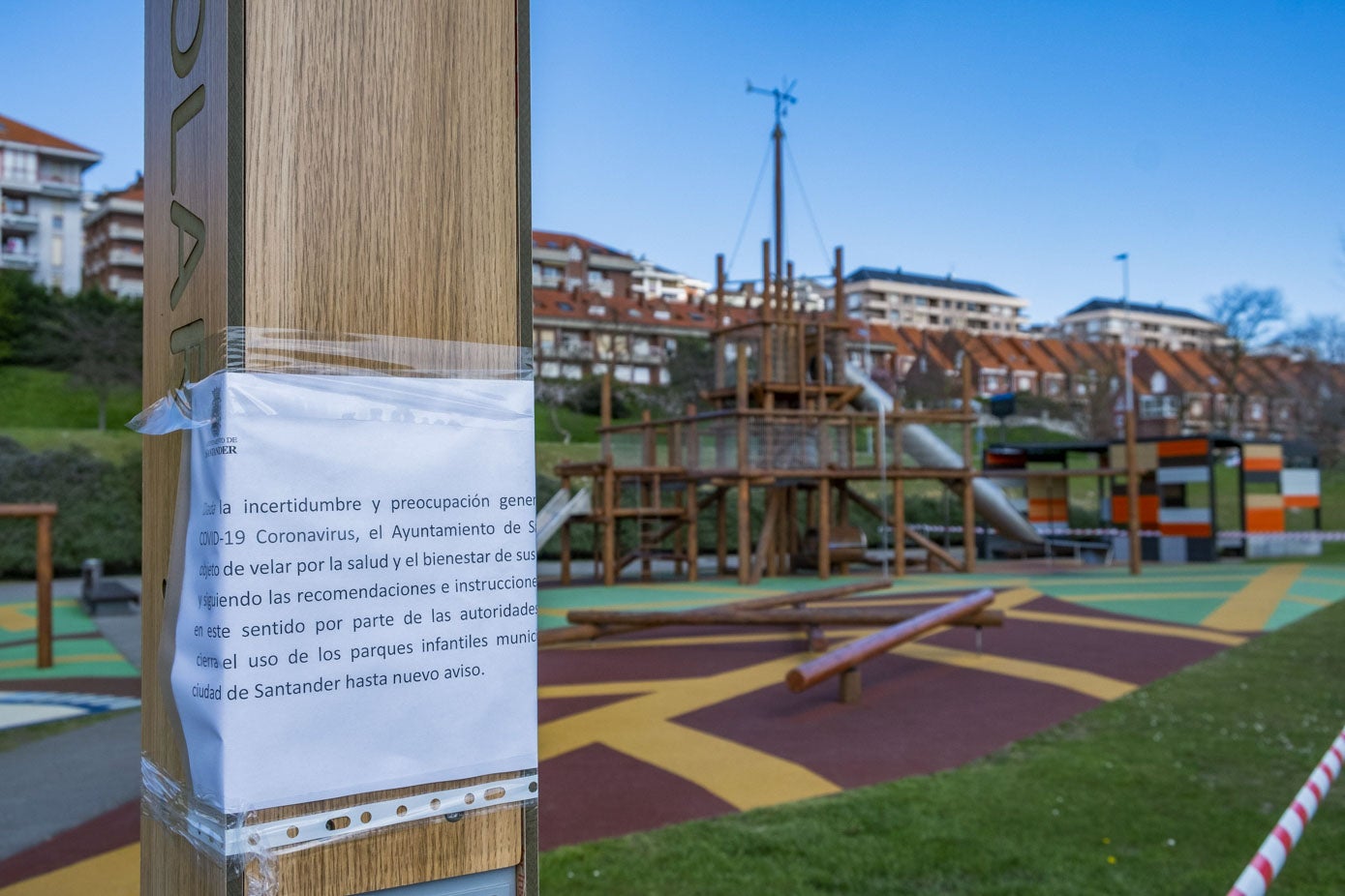 Los parques estaban cerrados, sin niños, sin razón de ser, con carteles informativos que acrecentaban el temor de todo aquel que pretendiera sólo pensar en columpiarse o tirarse por un tobogán.