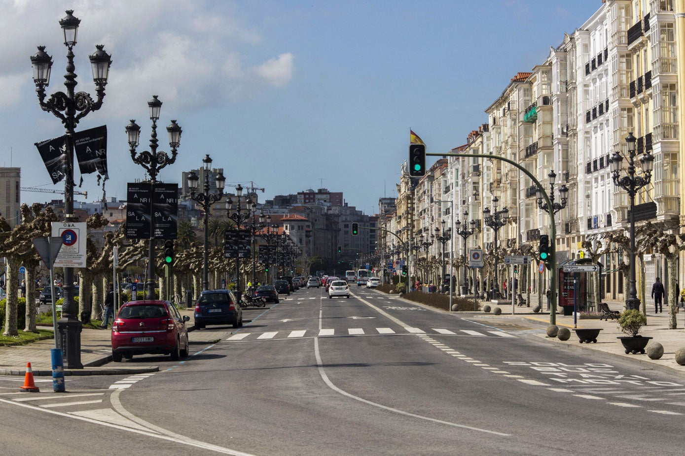 Y así, las grandes avenidas y los paseos de nuestras ciudades, lugares siempre bulliciosos, permanecerían vacíos y silenciosos durante meses. En la imagen, el Paseo Pereda.