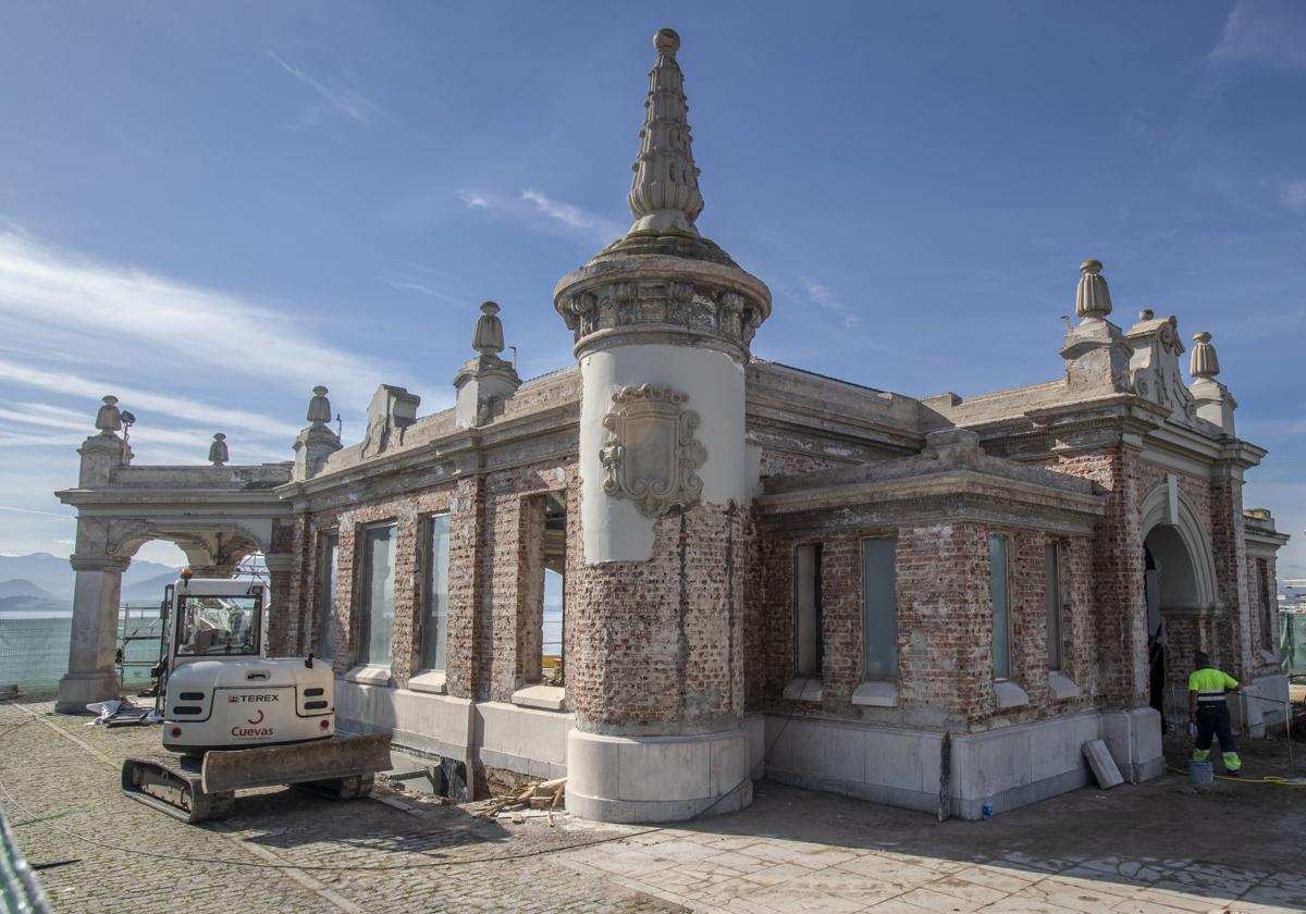 El saneamiento de las fachadas y los trabajos en el entorno del emblemático inmueble ofrecen una imagen insólita de la instalación portuaria.