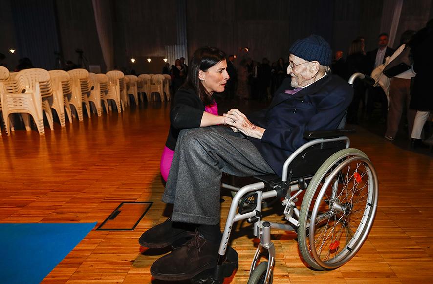 La alcaldesa de Santander, Gema Igual, junto con el cántabro del año premiado en la gala, Álvaro Pombo. 