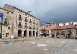 La Plaza de España a los pies del edificio del ayuntamiento de Reinosa.