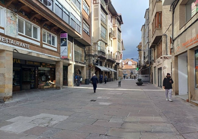 La Calle Mayor de Reinosa muestra un aparente desgaste en su pavimentado.