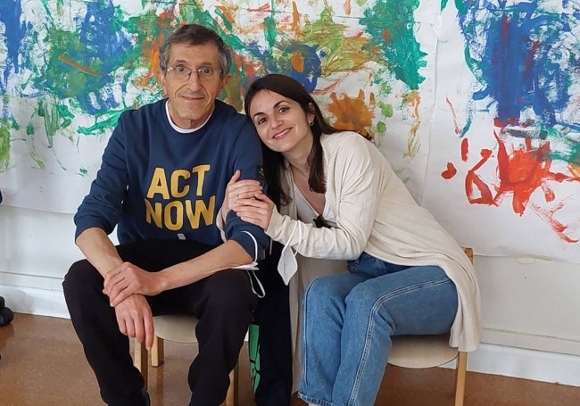 José Antonio y Elena Sánchez en un aula.