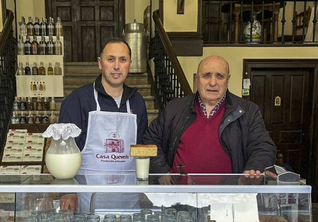 Alfredo y Antonio Inguanzo en el obrador Casa Quevedo.