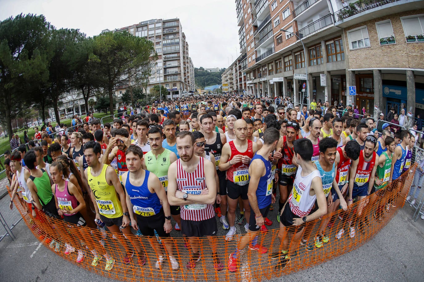 Los atletas aguardan el momento de la salida de la segunda, carrera, prevista para las 18.00 horas.