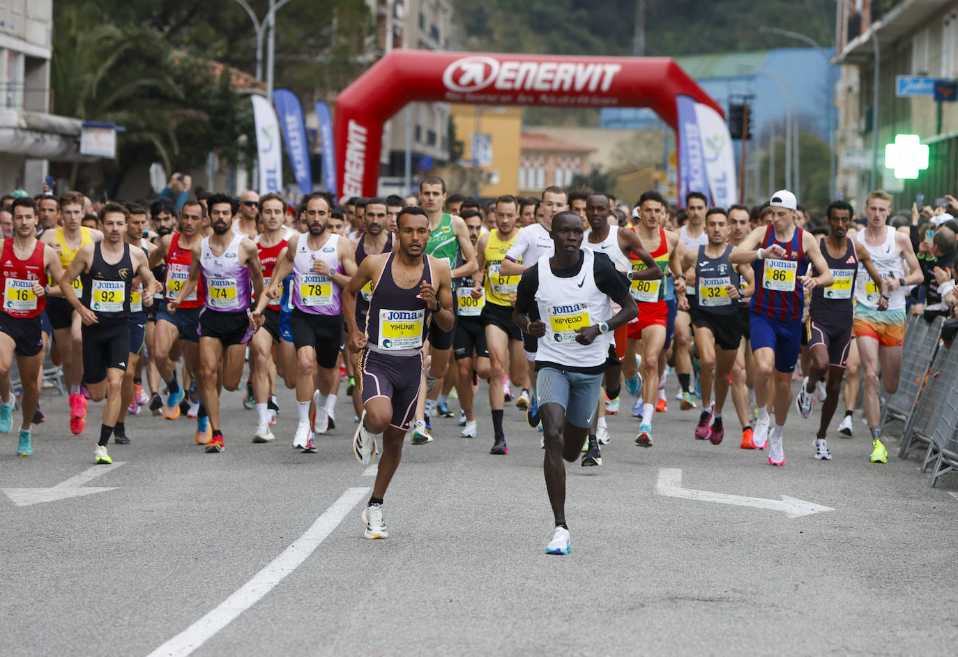 El ugandés Naman Kipyego y el etíope Addisu Yihune marcan el ritmo en los primeros metros de la carrera.