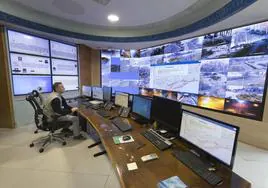 Pedro Ortega, encargado de sala del centro de visionado y control del tráfico, ubicado en la planta superior de la Estación de Autobuses de Santander.