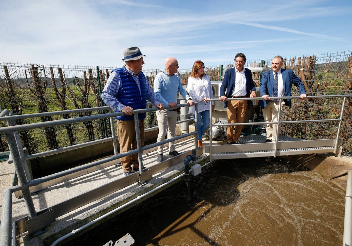 El consejero y los representantes municipales de Bareyo, en la depuradora de Güemes.