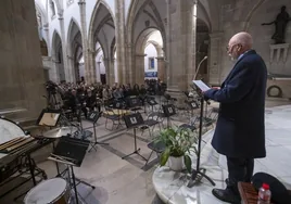 Constantino Bada, durante la lectura del pregón en la Catedral de Santander.
