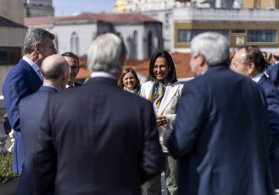 La presidenta del Banco Santander, Ana Botín, ayer con clientes en la nueva sede de la ciudad.