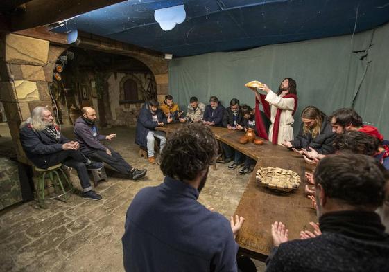 Ultima Cena. Los actores, encabezados por Imanol Vilella en el papel de Jesucristo, ensayan la primera escena de la Pasión.