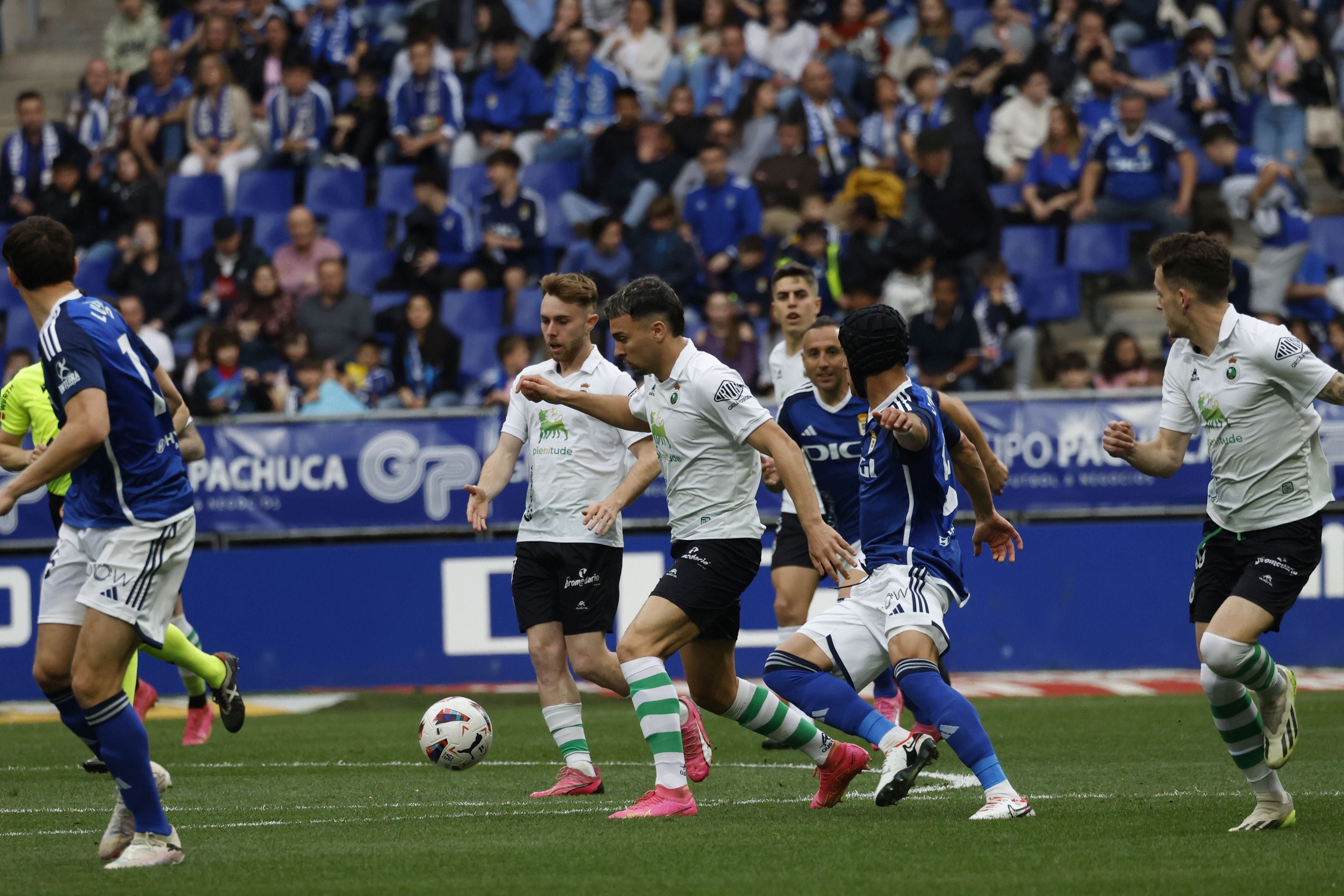 Arana conduce el balón en el estado asturiano. 