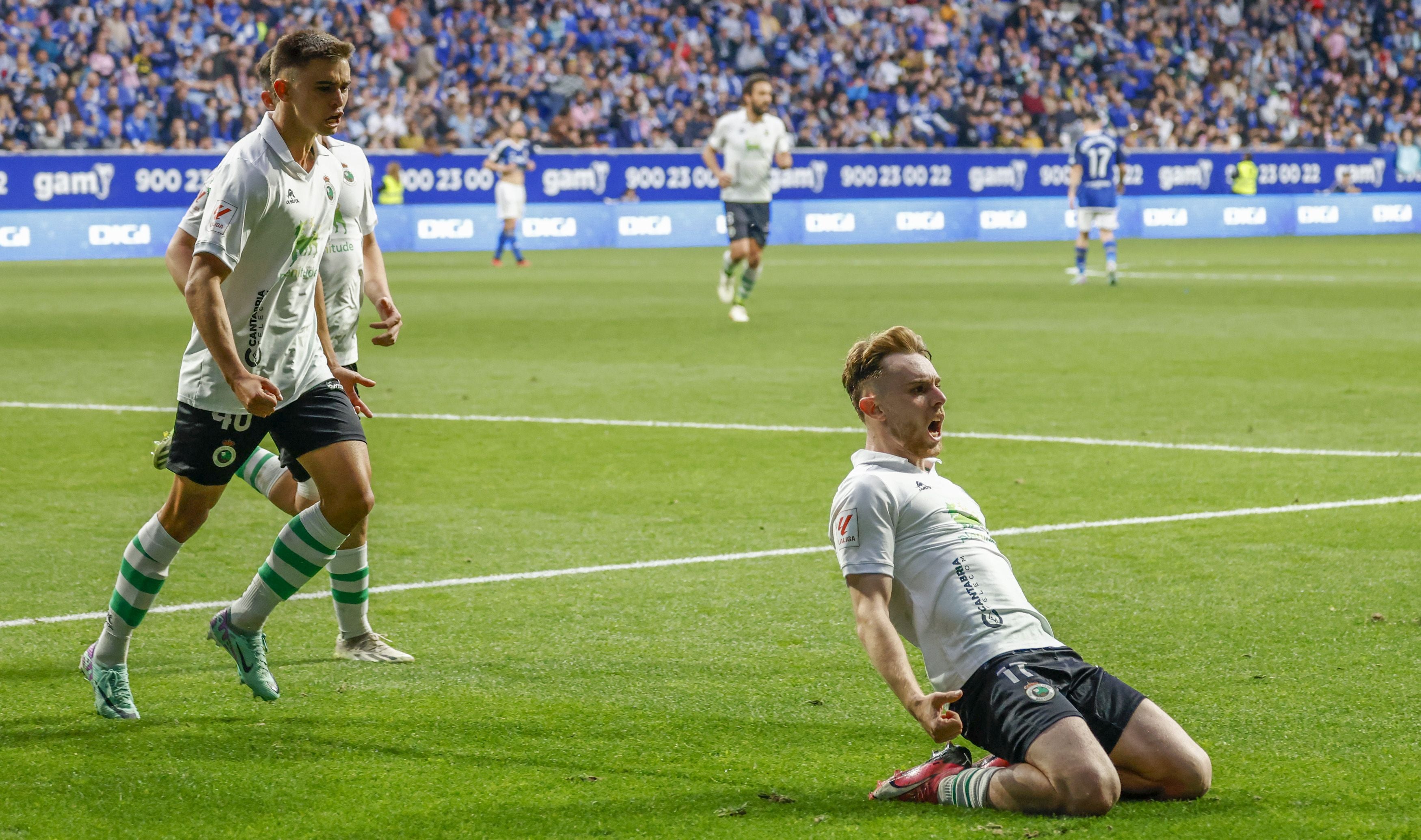 Peque celebra su gol  en la primera mitad del encuentro. 