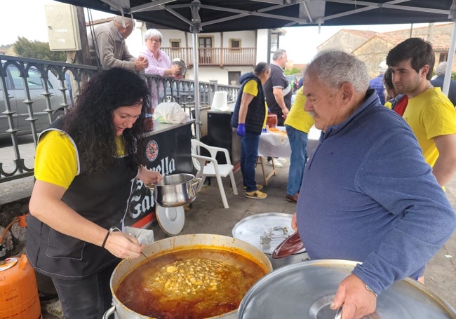 El cocido montañés preparado por los propios vecinos.