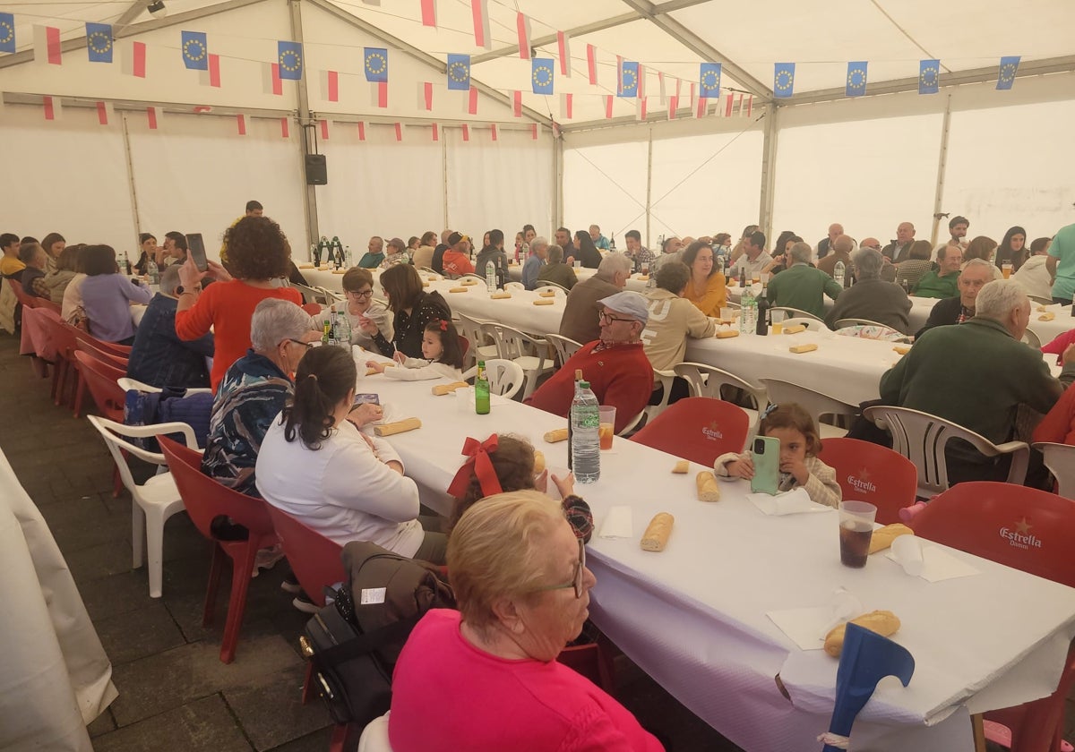 Comida de confraternización de los vecinos de La Acebosa.