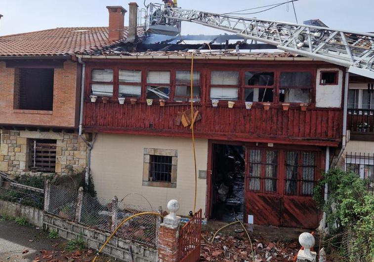 Un aparatoso incendio destruye una vivienda en San Felices de Buelna