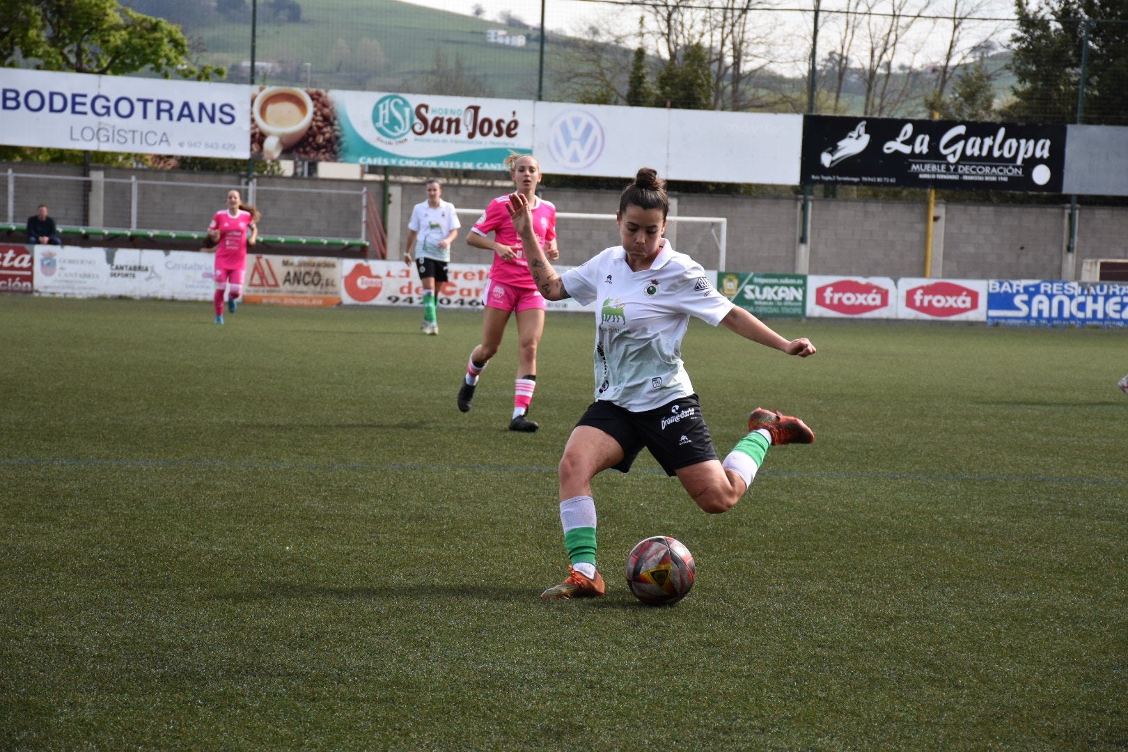 Carol, del Racing Féminas, se dispone a golpear el balón.