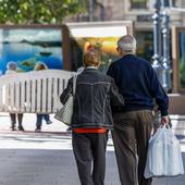 Dos pensionistas pasean por el centro de Torrelavega.