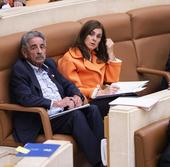 Los regionalistas Miguel Ángel Revilla y Paula Fernández Viaña, durante el Pleno de ayer.