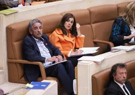 Los regionalistas Miguel Ángel Revilla y Paula Fernández Viaña, durante el Pleno de ayer.